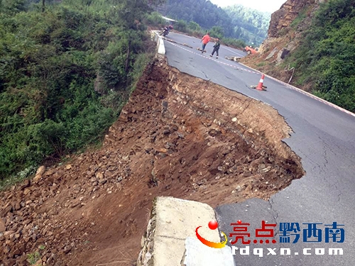 九游体育-兴义坝捧公路K30+100米处路基坍塌导致交通中断