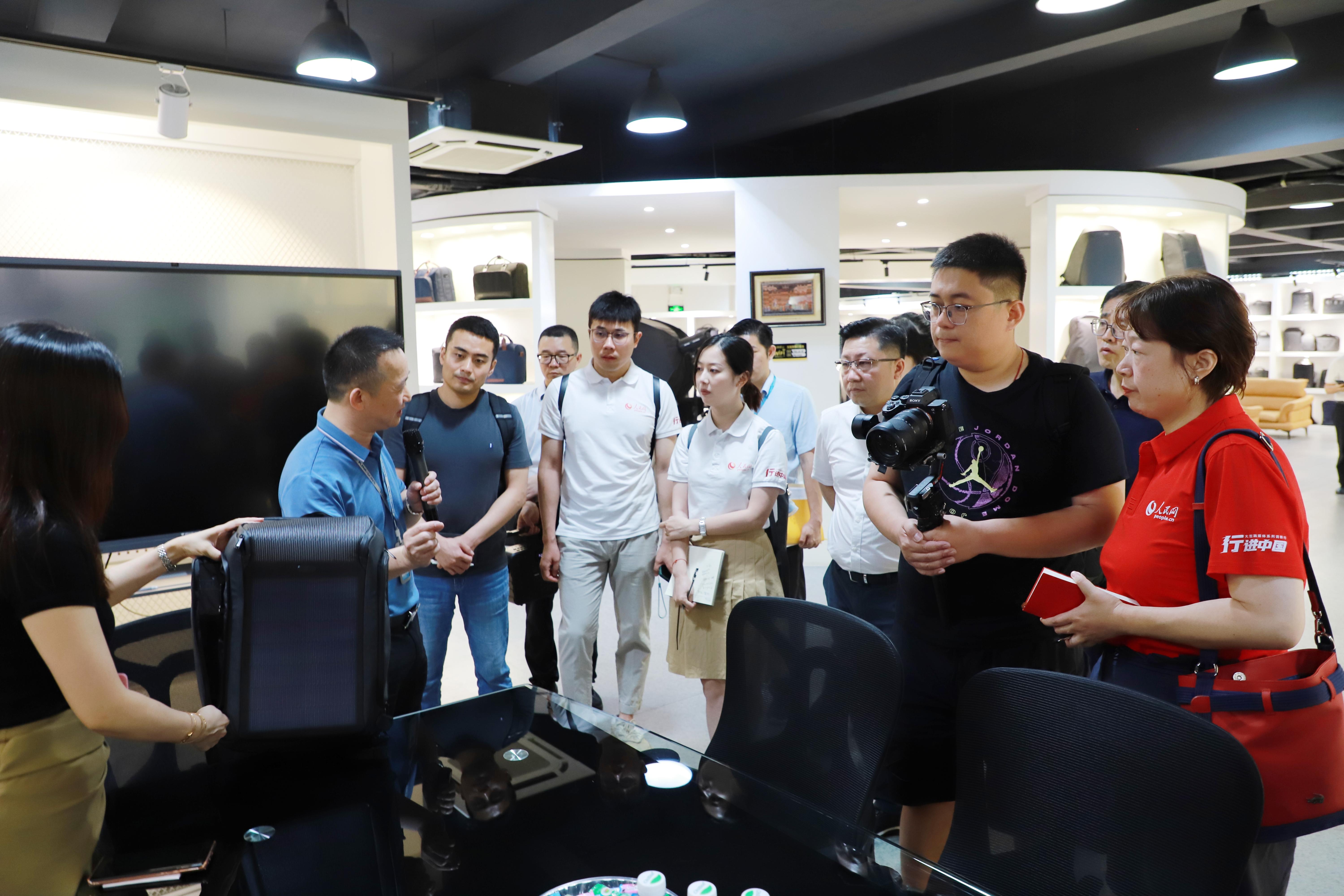 九游体育-品牌广东｜1个镇与7亿只包
